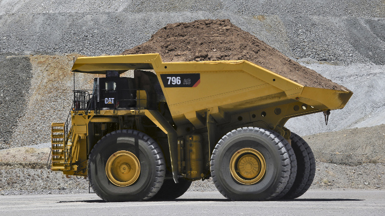 Карьерный самосвал катерпиллер. Карьерный самосвал катерпиллер кабина. Самосвал caterpillar 797в. Карьерный самосвал катерпиллер. Caterpillar 725.